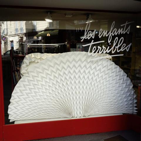 Pliage répétitif en vitrine