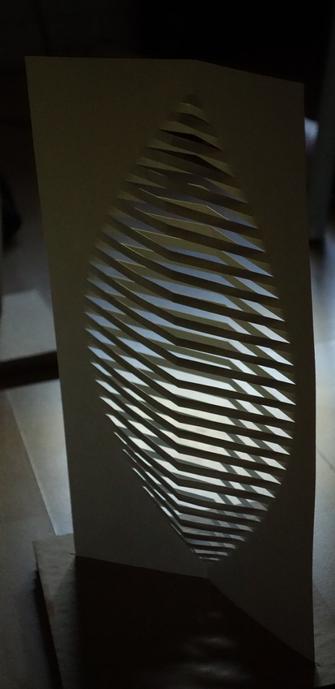 lumière autravers d'un découpage de papier
