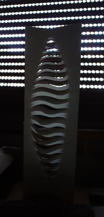 lumière autravers d'un découpage de papier et d'un volet fermé