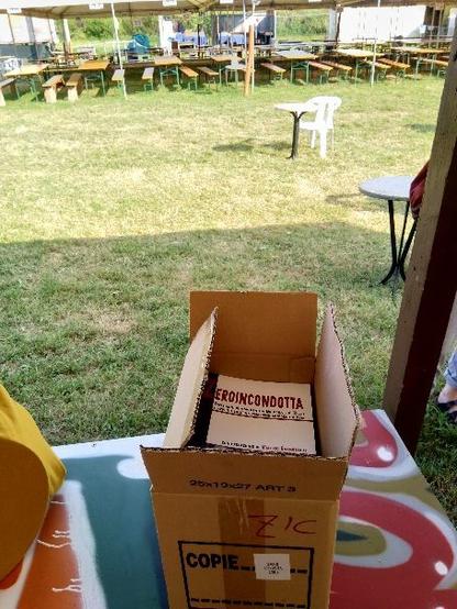 la scatola dei libri di Zic arrivati alla Casona di Ponticelli