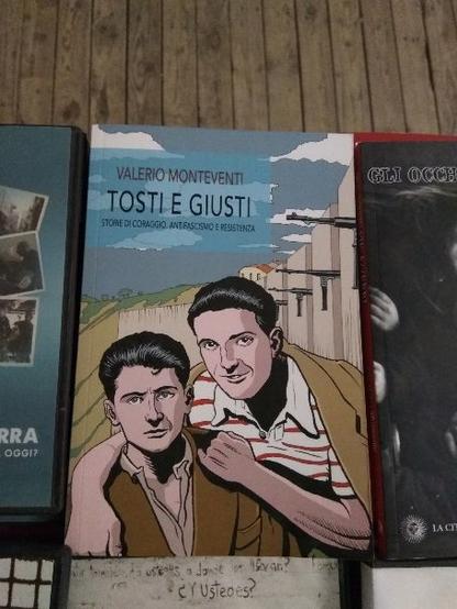 libri cd e dvd alla libreria della festa di radio onda d'urto