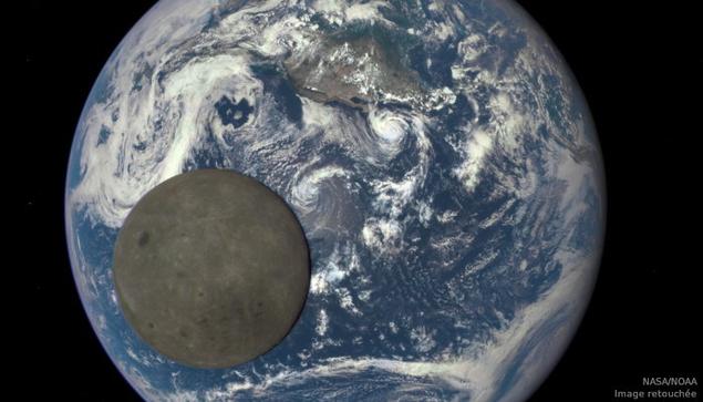 Situé au point de Lagrange L1 la sonde DSCOVR photographie la Terre en permanence. La Lune passe ici entre la Terre et la sonde, on voit donc sa la face cachée.