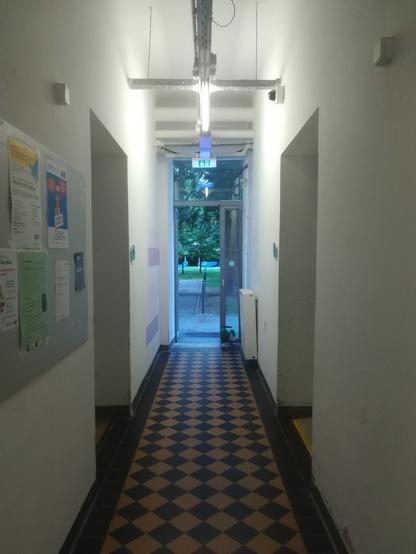 Foto des Stiegenhauses von Stiege 2 in der Favoritenstraße 9-11, mit Blick zum Garten.