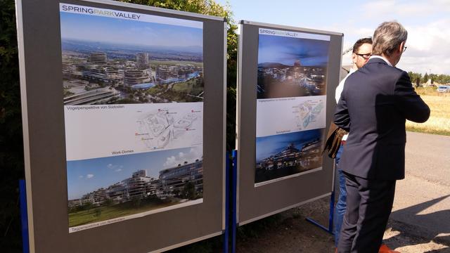 Ausstellungswände mit photorealisischen Ansichten der geplanten 6 Gebäude