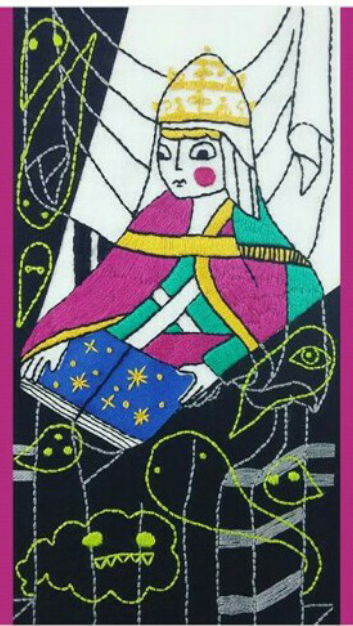 La Papesse lit un livre constellé d'étoiles qui projette vers son visage un halo de lumière tandis qu'elle est plongée dans l'obscurité, entourée de petits esprits.