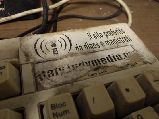 Tastiera con adesivo di indymedia