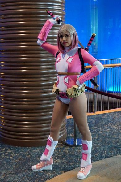 Cosplayer dressed as Gwenpool.