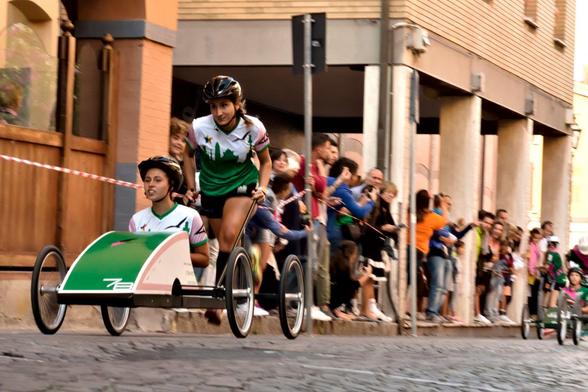 race on pods pushed by runners