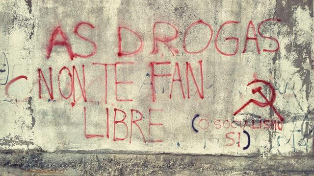 painted on a wall "drugs do not make you free, socialism does";  unha pintada nunha parede "as drogas non te fan libre, o socialismo si"