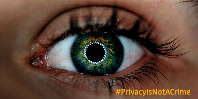 Ein Auge beobachtet uns.