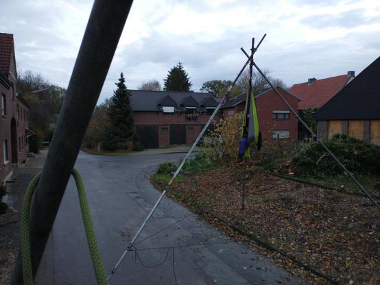 Bild eines Tripodsder einen Ortseingang nach Lützerath blockiert, aufgebommen aus einem zweiten Tripod