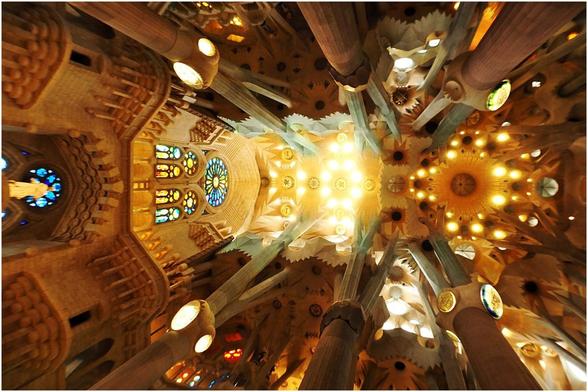 Basilique de la Sagrada Família, à Barcelone. Photo intérieure, du plafond de l'église, prise depuis le sol, avec un objectif grand angle.