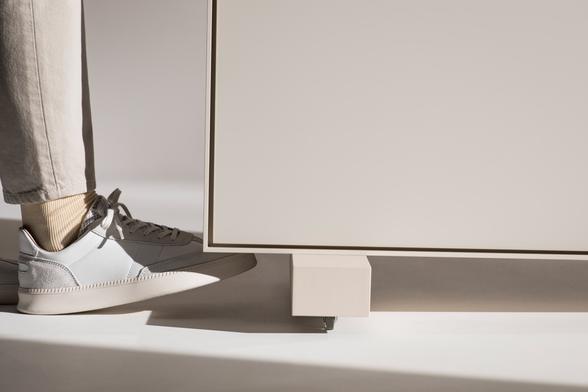 Feet conceal retractable wheels