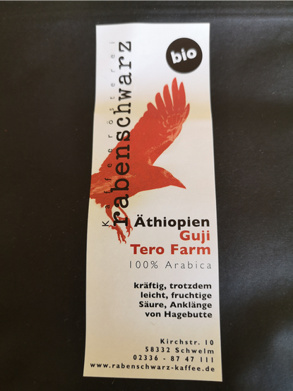 ein Produktbild einer Kaffeeverpackung
Kaffee Rabenschwarz, Äthiopien, Guji Tero Farm.

kräftig, trotzdem leicht, fruchtige Säure, Anklänge von Hagebutte.