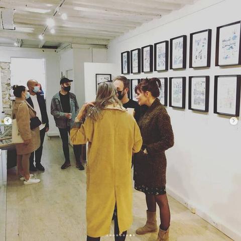 Des gens dans une gallerie d'exposition.