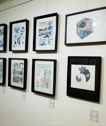 Un mur avec plusieurs cadres : planches originales et illustrations originales.