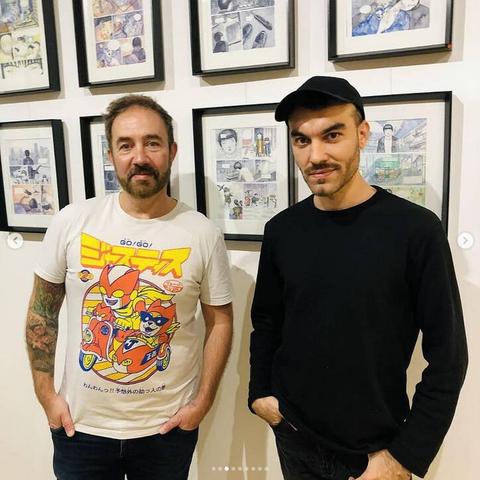 L'artiste (à droite en noir) : Alberto et le galleriste (à gauche en tee-shirt japonais) : Ludovic.