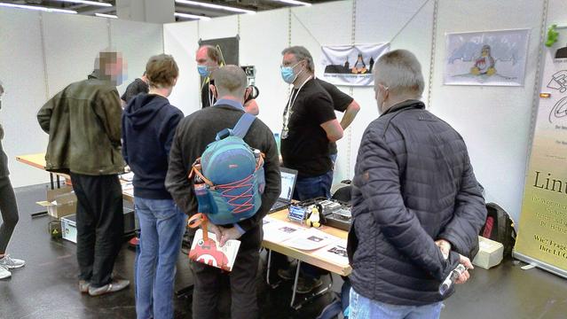 Besucher am Stand der LUG Nürnberg