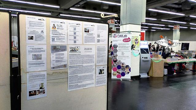 Unsere Plakatwand, im Hintergrund der Stand des FabLabs Region Nürnberg