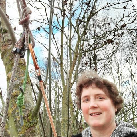 Klettein fuck in die Kamera. Sie ist im Seil mit dem Shunt gesichert, sie ist in einem Baum