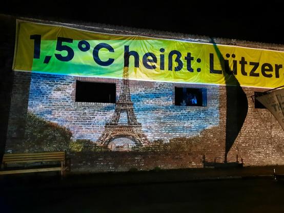 Das Photo zeigt eine Projektion des Eiffelturms an die Scheune von Eckhardt Heujamp in Lützerath.