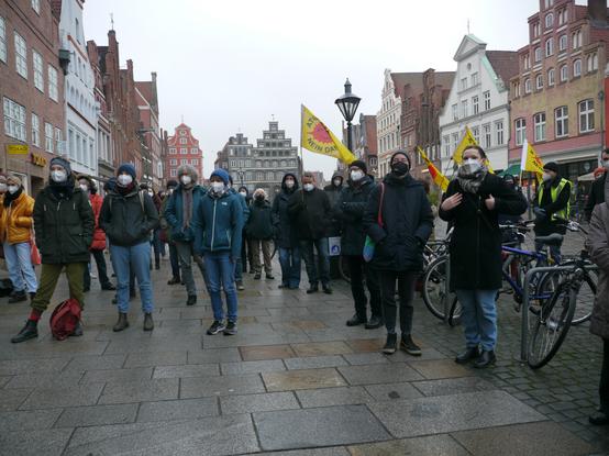 Demonstrant*innen mit Antiatom-Fahnen