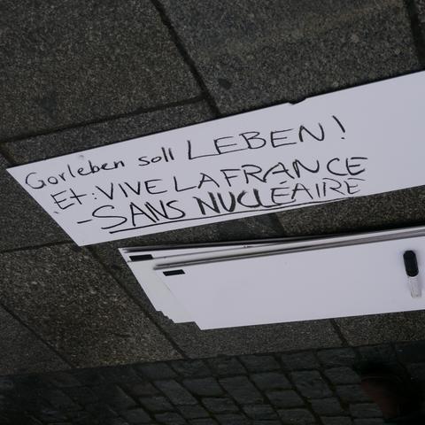 Plakat: "Gorleben soll leben. Et: Vive la France sans nucléaire"