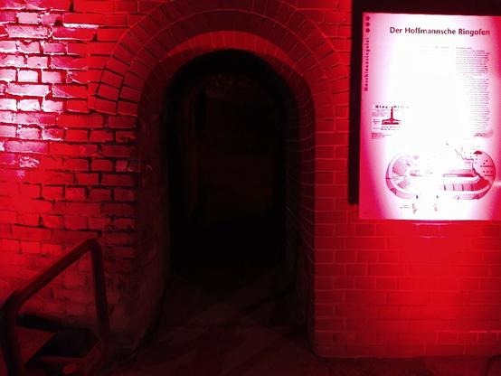 Eingang des Ringofen rot beleuchtet, hinteres Außengelände