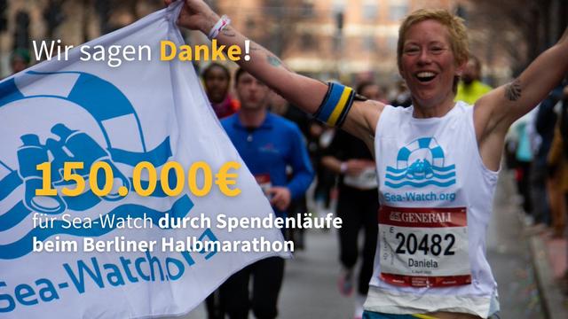 Foto einer Läuferin mit Sea-Watch-Shirt und Sea-Watch-Flagge. Text: "Wir sagen Danke! 150.000€ für Sea-Watch durch Spendenläufe beim Berliner Halbmarathon"