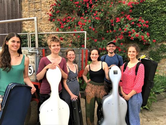5 Musikerinnen und ein Musiker mit ihren Instrumentenkoffern vor einem Anhänger und einer alten eingewachsenen Scheune

Ensemble aus Luisa Hofs, Eva Unterweger (Violine), Lisa Klotz, Caroline Luy (Viola), Anne Keckeis, Malena Pflock (Violoncello), Saskia Maas (Sopran) und Bent Duddek (Klavier).

Die jungen Musikerinnen und Musiker freuen sich auf ihren Auftritt in der Saatguthalle des Dottenfelderhofes.