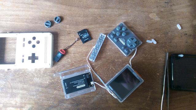 Console de jeu openhardware démonté entre plusieurs composants modulaires.