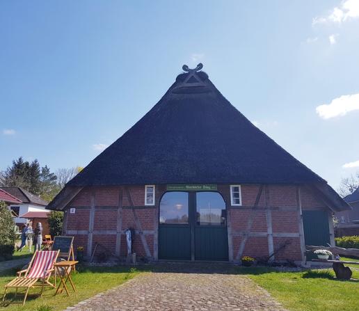 Museum Vierdörfer Dönz in Buchholz-Sprötze, ein altes Niedersächsisches Reetdachhaus. 
Auf den 3 weiteren Fotos sind das Heidekultour-Ausstellungsplakat und ein Einblick in meine Küchenkunst-Installation in der alten Museumsküche abgebildet.