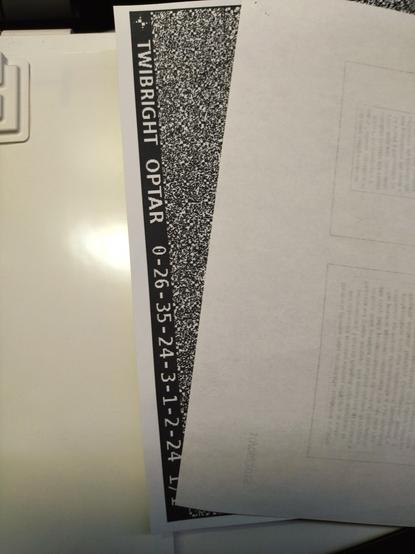 Il foglio stampato di Optar (un ammasso di quadratini bianchi e neri che simboleggiano dei bit) contenente il mio database di KeePass.
Si leggono le specifiche di codifica: 0-26-35-24-3-1-2-24. Per la mia stampante inkjet EPSON WF-2510, oltre 26x35 di macrorisoluzione (circa ~29KB di capacità su un foglio A4) non si può stampare.
Il foglio è in gran parte coperto da un altro bianco, per sicurezza, nonostante il database sia cifrato e con vari livelli di sicurezza.