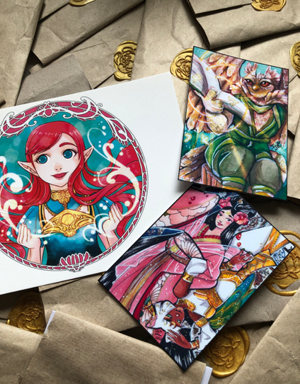 Packaged Tinycards with golden wax seals.
On top of them is a a6 print of a pink haired happy looking elf and 2 tinycards
The top one shows a magic owl. Sitting on a treestomp, wearing green clothes and holding a spellbook.
On the botton is the sun and moon card.
With the moon rabbit in pink gown and black hair and the sun cat with white golden clohes and dark skin
