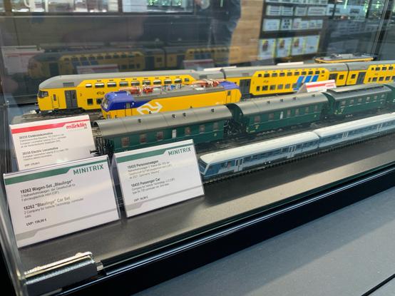 Modellbahn-Aussteller der u.A. ein Wagen-Set „Blaulinge“ ausstellt.
