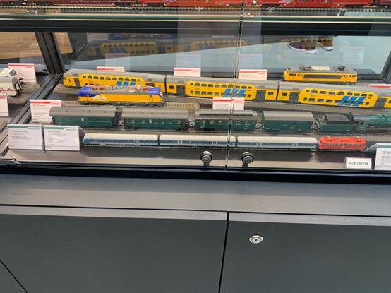 Modellbahn-Aussteller der u.A. ein Wagen-Set „Blaulinge“ ausstellt.