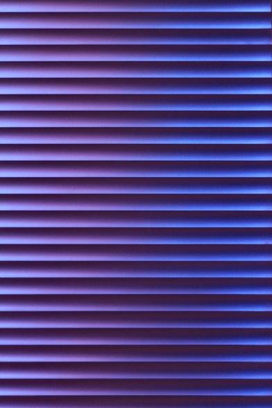 Waagrechte Steifen im Farbgradient links Lila zu rechts Blau