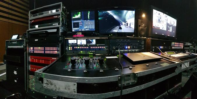 Régie vidéo :
- Panasonic AV-HS450
- 3 Sony HXC-100 + 3 HXCU-100 + 3 Sony RCP-1500
- Tektronix WVR5000
- Grille 32 I/O Nevion
- des commandes déportées pour la grille et un système d'intercom 4 canaux Clearcom, des enregistreurs vidéo, des moniteurs Grade 1...