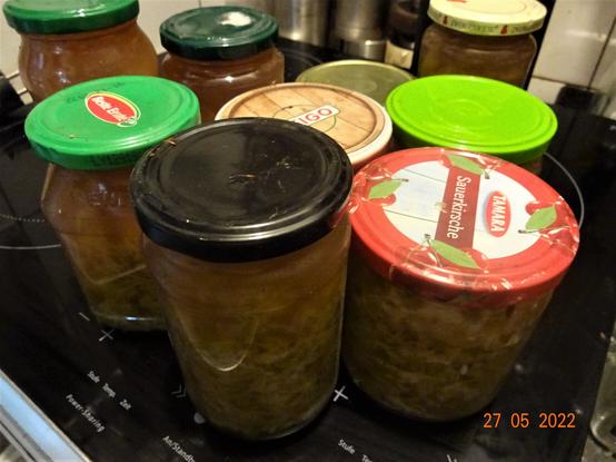 Die ersten Gläser Rhabarberkonfitüre.