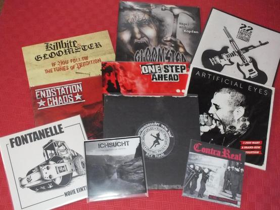 Sachspende von BlackBikeRecords:

mehrere Schallplatten