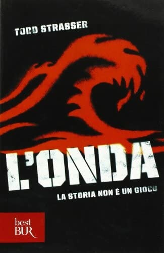 Copertina del libro L'ONDA di Todd Strasser: un graffito rosso su fondo nero rappresenta un'onda stilizzata, titolo e autore sono in bianco con un carattere in stile stencil militare. Il sottotitolo dice "la storia non è un gioco".