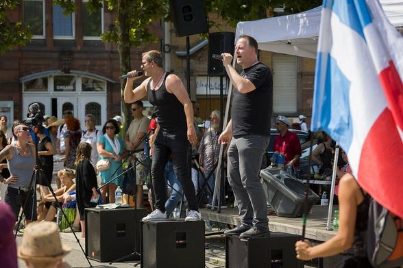 Björn Banane und Busfahrer Thomas versuchen mit Playback-Gesang die Versammlung auf dem Landwehrplatz anzuheizen.