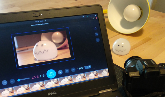 Laptop-Display mit Trickfilmprogramm aus Livebildern der Spiegelreflex-Kamera daneben