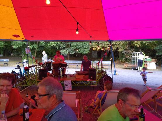 Konzert bei der Klimadult, im Hintergrund spielende Kinder.