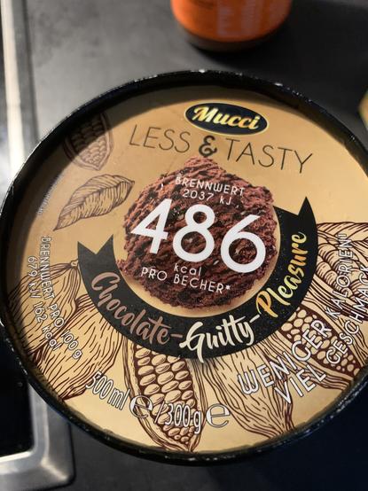 Eiskrempackung mit Aufschrift „486 Kcal pro Becher“