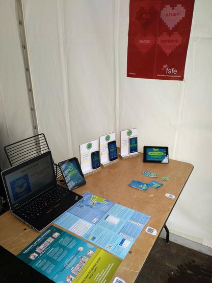 Informationsmaterial zu Freier Software und der Upcycling Android Kampagne auf dem Tisch am Stand der FSFE auf dem Tag der offenen Tür des BMUV