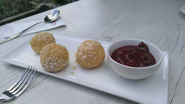 3 österreichische Topfenknödel und ein Schälchen Zwetschgenröster.