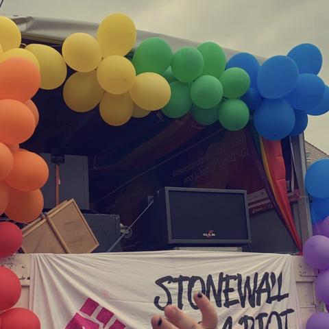 Ein Demo-Wagen mit der Aufschrift „Stonewall was a riot“