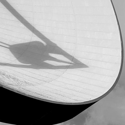 der Schatten der mittigen Empfangsanlage in der Schüssel (Subreflektor)