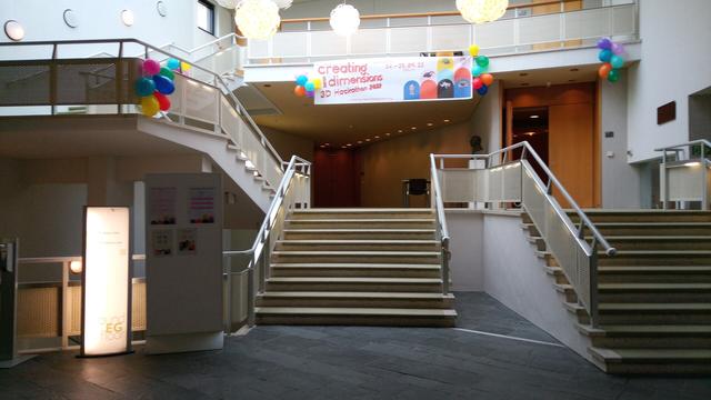 "Breite Treppe (mit Veranstaltungsbanner und Luftballons) zum Otto-Braun Saal der Stabil Berlin"